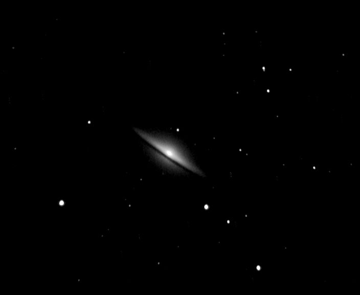 m104 M 104 'Galaxie du sombrero' - Galaxie spirale - Vierge - Mag. 8,7 - Dim.6'x2,6'<br>
19/05/04 - Le Champ du Feu (67)<br>
N11 f/3.3 altaz + Watec 120N + VCE 15x10s<br> 
IRIS : opt3, rregister, add3<br>