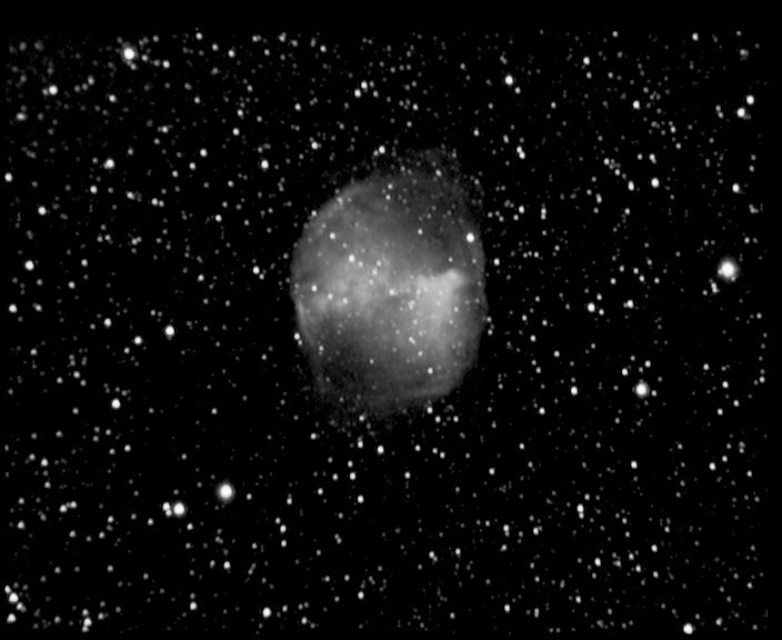m27 M 27 'Dumbbell' - Nbuleuse plantaire - Petit Renard - Mag.7 - Dim.8'x4'<br>
19/05/04 - Le Champ du Feu (67)<br>
N11 f/3.3 altaz + Watec 120N + VCE 15x10s<br> 
IRIS : opt3, rregister, add3<br>