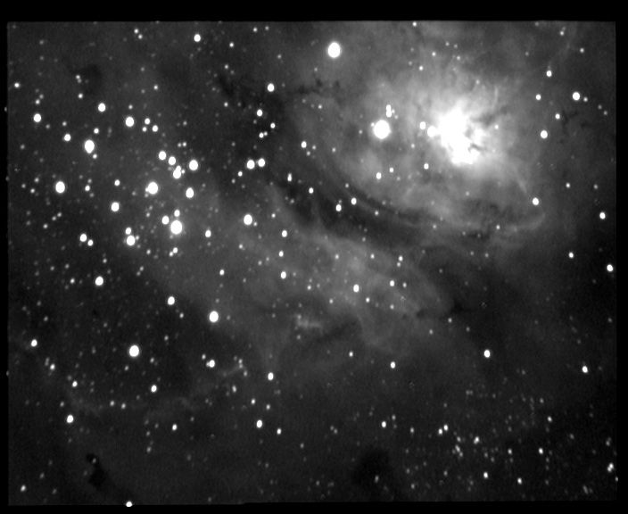 m8 M 8 'La Lagune' - Nbuleuse diffuse - Sagittaire - Mag.4 - Dim.50'x34'<br>
19/05/04 - Le Champ du Feu (67)<br>
N11 f/3.3 altaz + Watec 120N + VCE 15x10s<br> 
IRIS : opt3, rregister, add3<br>
