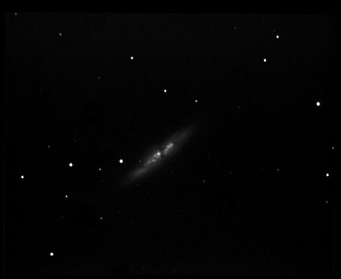 m82 M 82 - Galaxie irrgulire - Grande Ourse - Mag.8,5 - Dim.8'x3'<br> 
11/05/04 - Schiltigheim (67)<br>
N11 f/3.3 altaz + Watec 120N + VCE 15x10s<br> 
IRIS : opt3, rregister, add3<br>