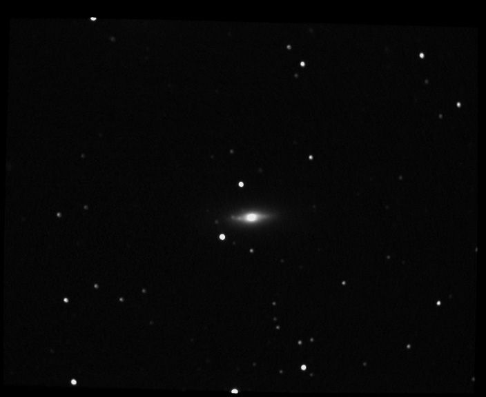 m102 M 102 - Galaxie lenticulaire - Dragon - Mag.10,8 - Dim.3'x1'<br>
05/06/04 - St Michel Observatoire (04) - FWHM=8