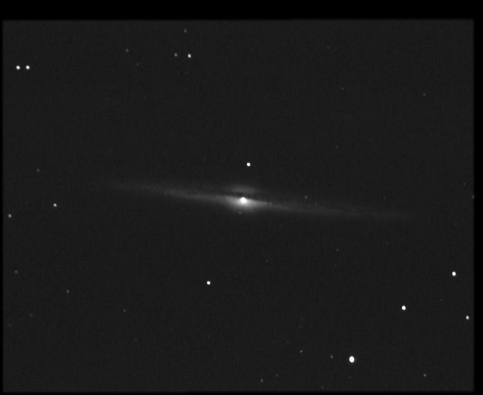 ngc4565 NGC 4565 - Galaxie spirale - Chevelure de Bérénice - Mag.10,3 - Dim.14'x1,8'<br>
05/06/04 - St Michel Observatoire (04) - FWHM=7