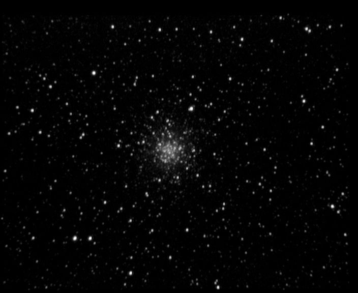 m56 M 56 - Amas globulaire - Chevelure de Bérénice - Mag. 8,3 - Diamètre 7,1'<br>
22/06/04 - St Michel Observatoire (04) - FWHM=7